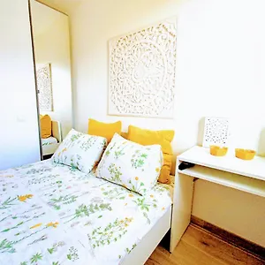 Private In Renovated - Tram 1 Min Walk Homestay